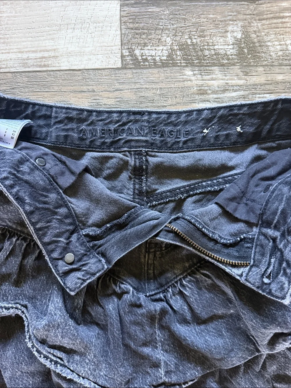 American Eagle Washed Black Denim Ruffle Mini Skirt Size 0 Y2K Coquette Festival - Picture 4 of 6